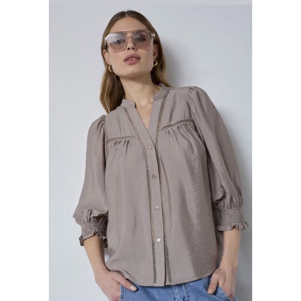 CO`COUTURE CALLUM LACE PUFF V-SHIRT